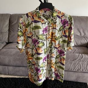 Short sleeve 100% silk Hawaiian shirt, button down, size XL, Tommy Bahama brand